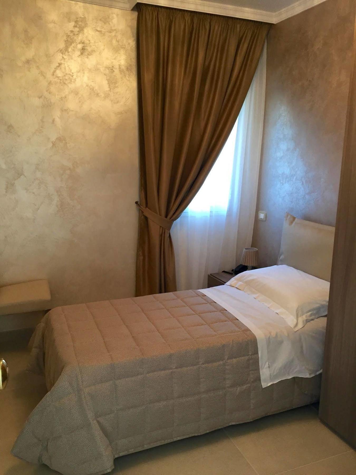 Hotel Riviera Palace 恩佩多克莱港 外观 照片