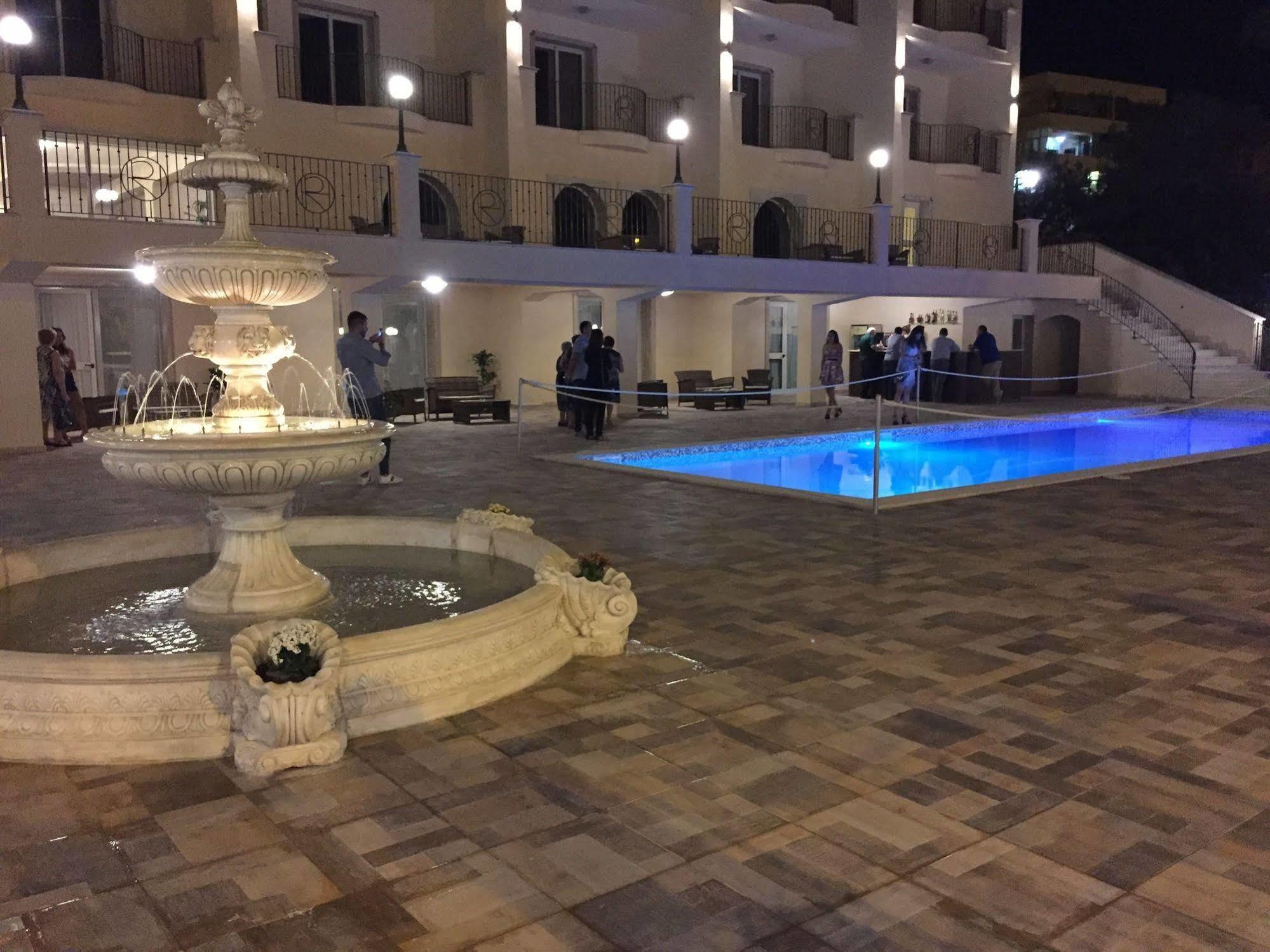Hotel Riviera Palace 恩佩多克莱港 外观 照片