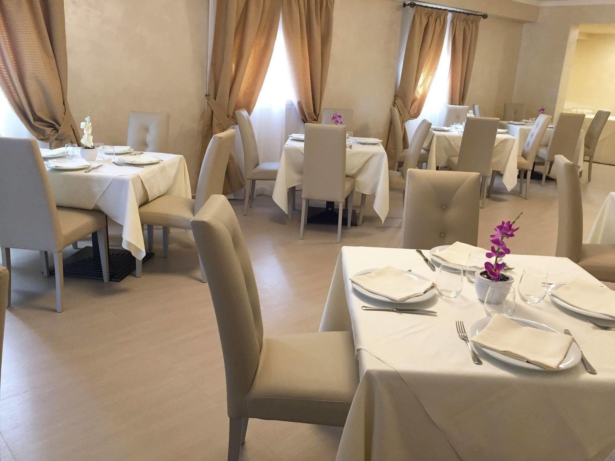 Hotel Riviera Palace 恩佩多克莱港 外观 照片
